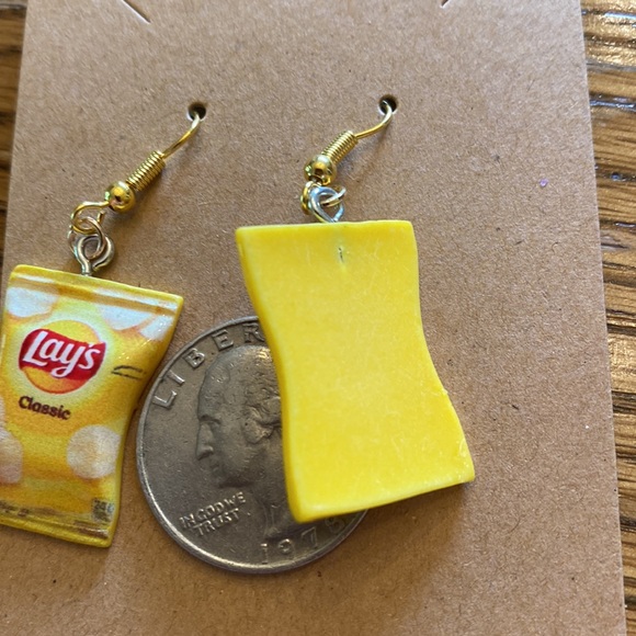 Homemade little  potatoes chips bag on gold color wires. - Picture 5 of 7